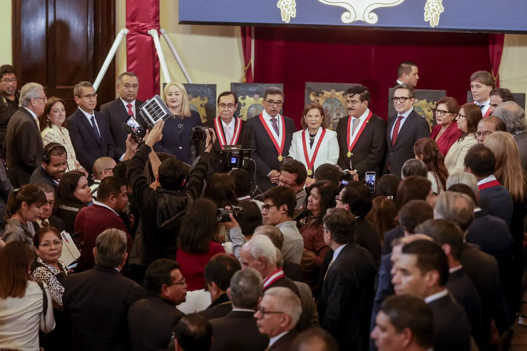 La UNMSM realizó una sesión solemne por su 475.° aniversario. La ceremonia fue encabezada por la rectora, doctora Jeri Gloria Ramón Ruffner de Vega, junto al vicerrector académico de Pregrado, doctor Carlos Francisco Cabrera Carranza; el vicerrector de Investigación y Posgrado, doctor José Segundo Niño Montero; y el doctor Luis Fernando Pérez Vargas, presidente de la Comisión de Actividades Conmemorativas por el 475.° aniversario de la UNMSM. Foto: ANDINA/Luis Iparraguirre