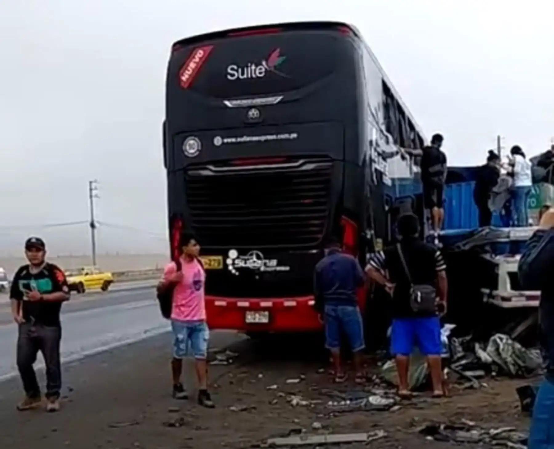 Un número indeterminado de heridos dejó esta madrugada un choque múltiple cerca del óvalo El Milagro, en la provincia de Trujillo. ANDINA/Difusión