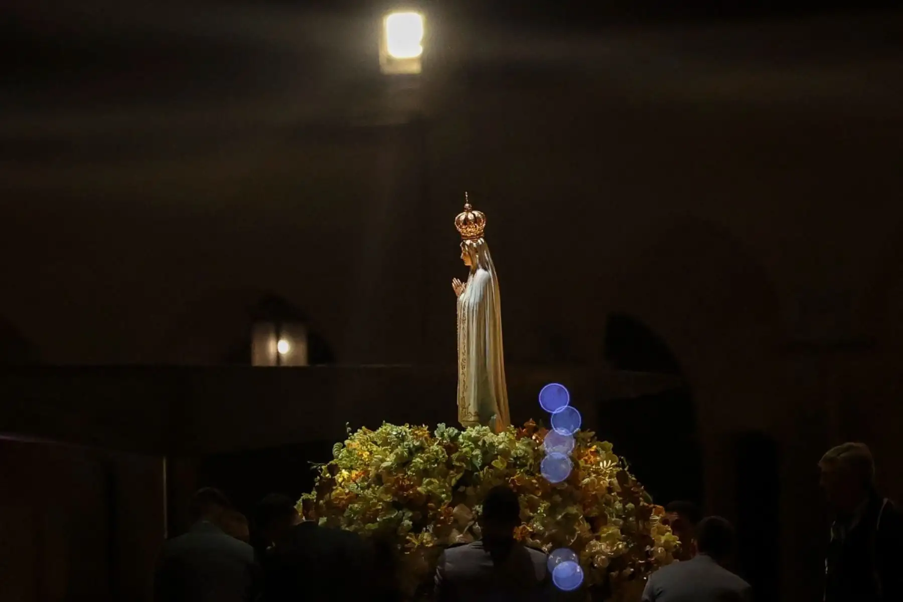 Una carroza con una estatua de Nuestra Señora de Fátima fue llevada en procesión con velas en el Santuario de Fátima, en el centro de Portugal. Foto: AFP