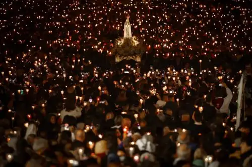 Bajo el mismo cielo de 1917 en Portugal: miles rezan en Fátima donde la Virgen habló a tres niños