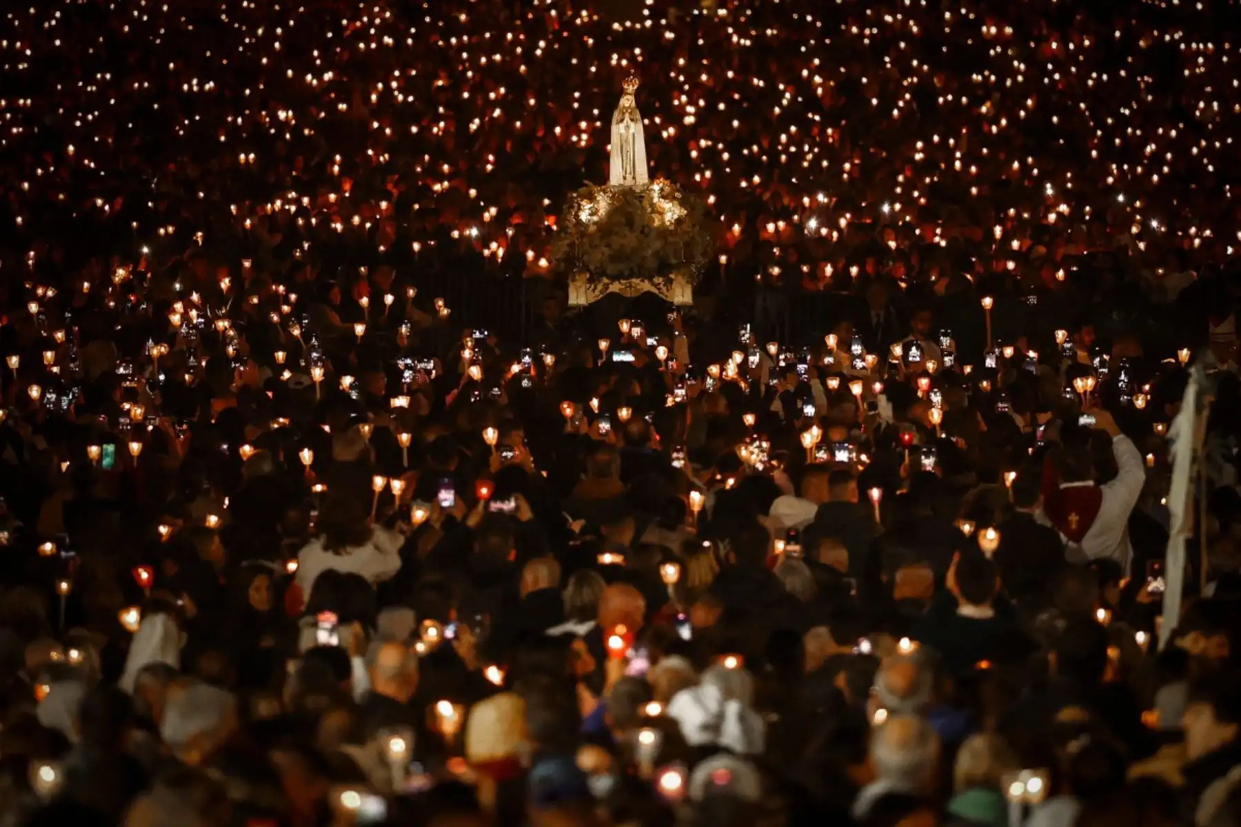Una carroza con una estatua de Nuestra Señora de Fátima fue llevada en procesión con velas en el Santuario de Fátima, en el centro de Portugal. Foto: AFP