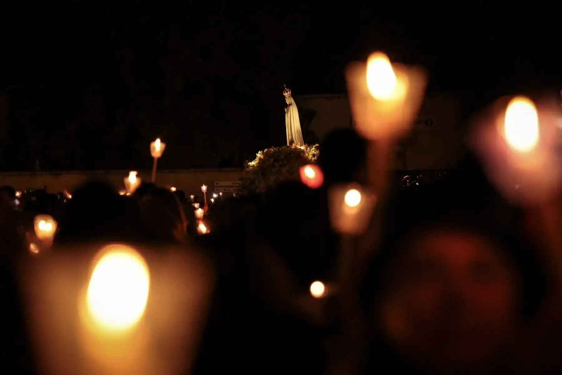 Una carroza con una estatua de Nuestra Señora de Fátima fue llevada en procesión con velas en el Santuario de Fátima, en el centro de Portugal. Foto: AFP