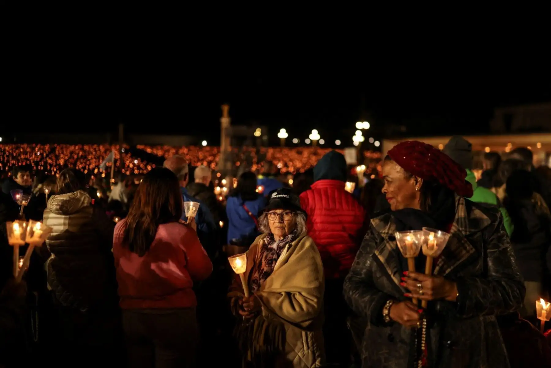 Miles de peregrinos se congregaron en el Santuario de Fátima para celebrar el aniversario del milagro de Fátima, cuando tres pastorcitos afirmaron haber visto a la Virgen María en mayo de 1917. Foto: AFP
