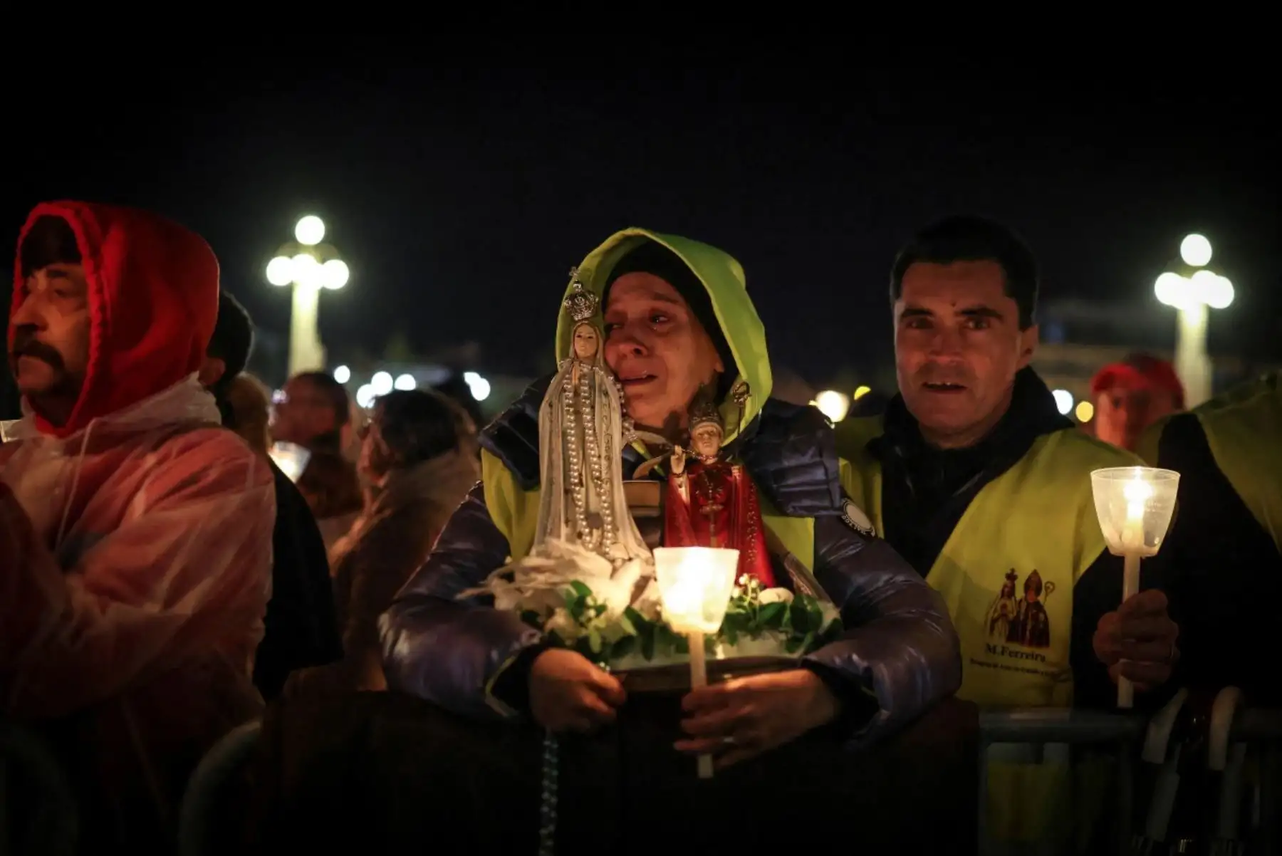 Miles de peregrinos se congregaron en el Santuario de Fátima para celebrar el aniversario del milagro de Fátima, cuando tres pastorcitos afirmaron haber visto a la Virgen María en mayo de 1917. Foto: AFP