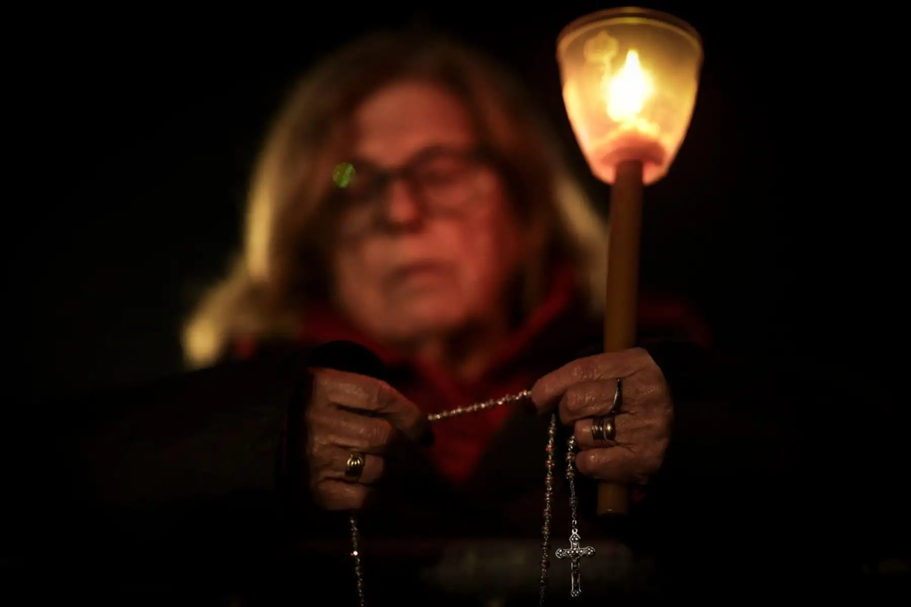 Miles de peregrinos se congregaron en el Santuario de Fátima para celebrar el aniversario del milagro de Fátima, cuando tres pastorcitos afirmaron haber visto a la Virgen María en mayo de 1917. Foto: AFP