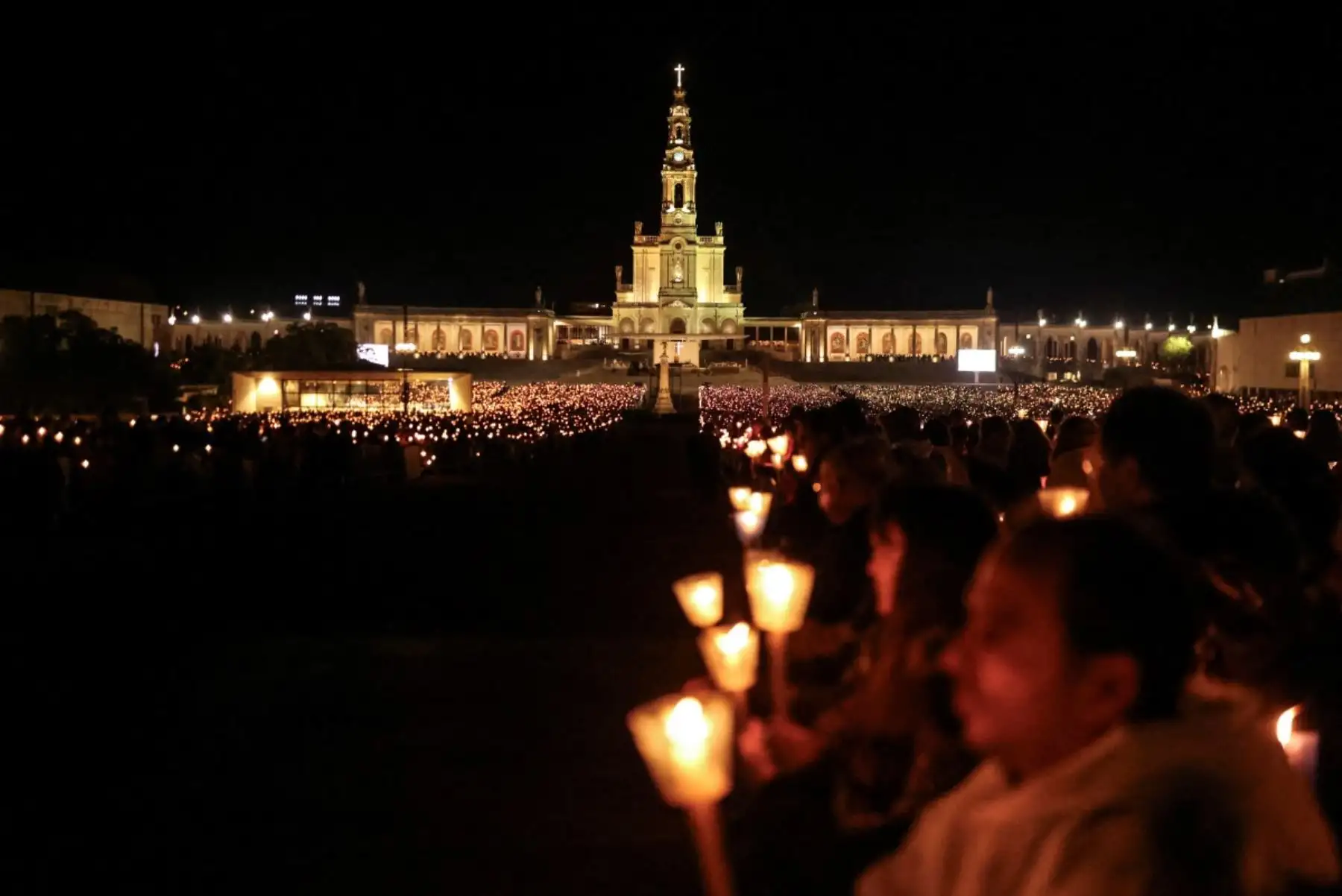 La Basílica de Nuestra Señora del Rosario aparece en la fotografía durante la procesión con velas en el Santuario de Fátima, en el centro de Portugal. Foto: AFP