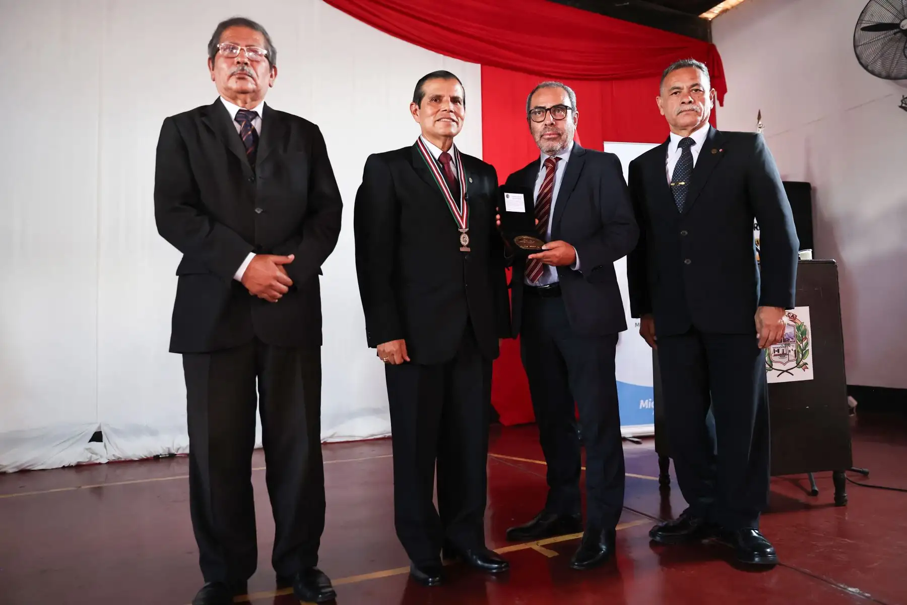Conmemorando los 200 años del primer ejemplar del Diario Oficial El Peruano, Ricardo Montero, director de Publicaciones Oficiales, participó en la conferencia magistral organizada por la Municipalidad de Pativilca en la sede de su biblioteca municipal, donde también participaron el embajador Oscar Maurtua, el historiador Raúl Chanamé, el general Juan Urbano, y el alcalde Carlos Rivera, entre otros.

Foto: ANDINA/ Juan Carlos Guzmán Negrini