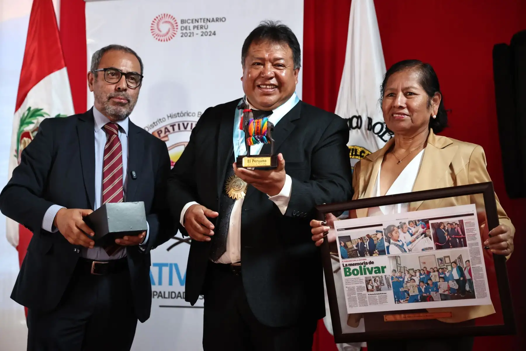 Conmemorando los 200 años del primer ejemplar del Diario Oficial El Peruano, Ricardo Montero, director de Publicaciones Oficiales, participó en la conferencia magistral organizada por la Municipalidad de Pativilca en la sede de su biblioteca municipal, donde también participaron el embajador Oscar Maurtua, el historiador Raúl Chanamé, el general Juan Urbano, y el alcalde Carlos Rivera, entre otros.

Foto: ANDINA/ Juan Carlos Guzmán Negrini