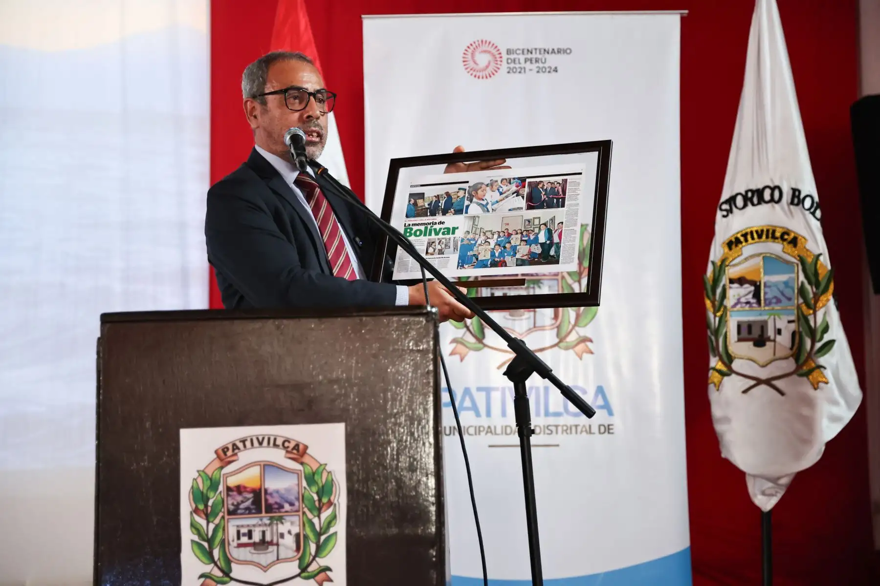 Conmemorando los 200 años del primer ejemplar del Diario Oficial El Peruano, Ricardo Montero, director de Publicaciones Oficiales, participó en la conferencia magistral organizada por la Municipalidad de Pativilca en la sede de su biblioteca municipal, donde también participaron el embajador Oscar Maurtua, el historiador Raúl Chanamé, el general Juan Urbano, y el alcalde Carlos Rivera, entre otros.

Foto: ANDINA/ Juan Carlos Guzmán Negrini
