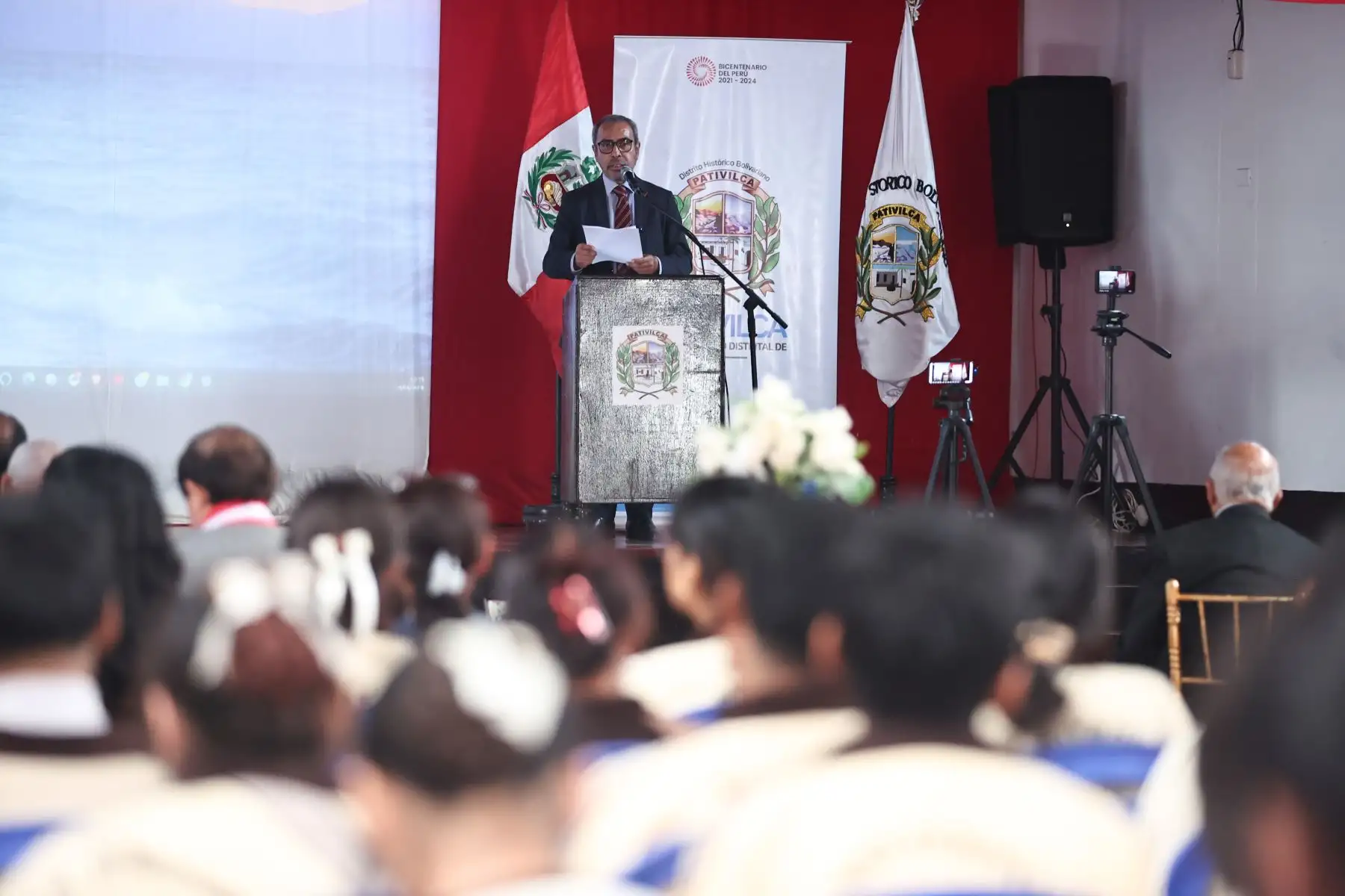 Conmemorando los 200 años del primer ejemplar del Diario Oficial El Peruano, Ricardo Montero, director de Publicaciones Oficiales, participó en la conferencia magistral organizada por la Municipalidad de Pativilca en la sede de su biblioteca municipal, donde también participaron el embajador Oscar Maurtua, el historiador Raúl Chanamé, el general Juan Urbano, y el alcalde Carlos Rivera, entre otros.

Foto: ANDINA/ Juan Carlos Guzmán Negrini