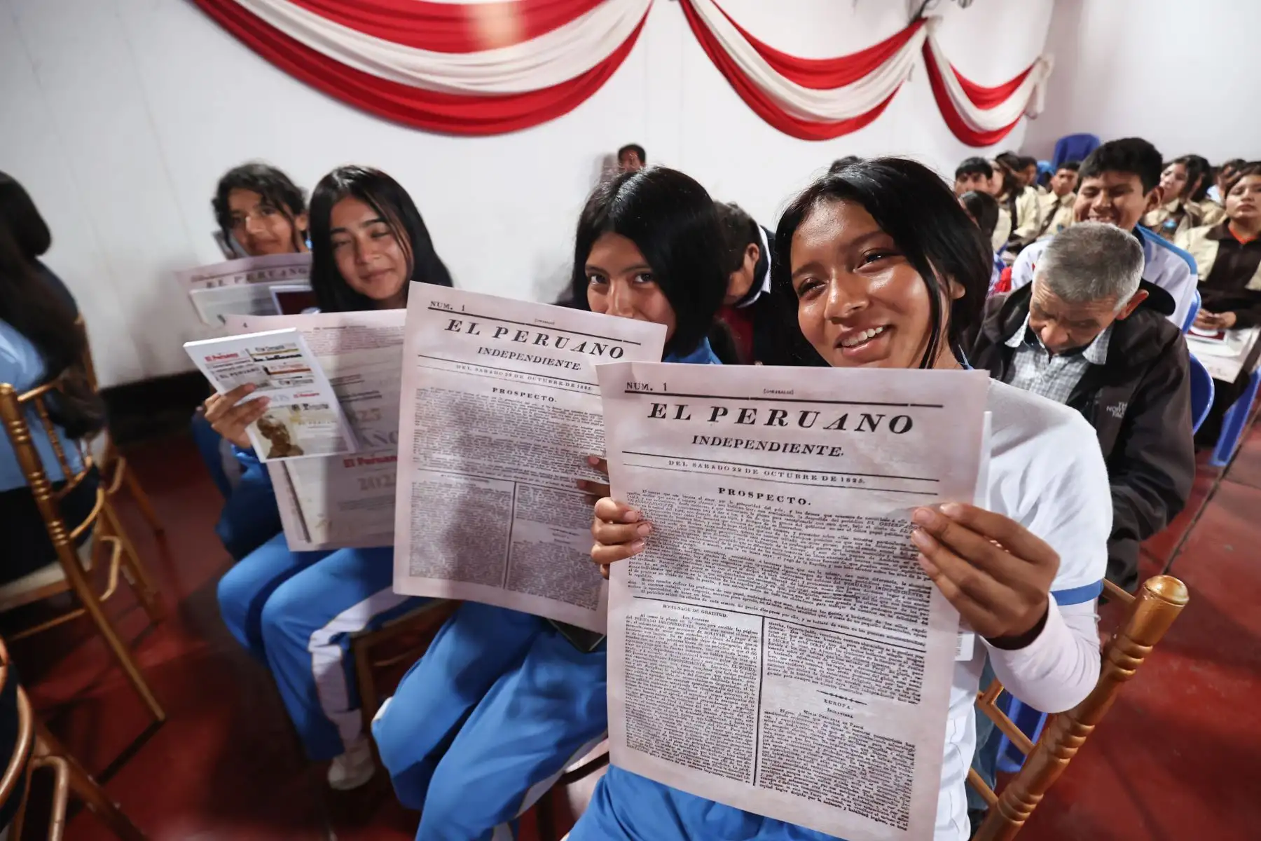 Conmemorando los 200 años del primer ejemplar del Diario Oficial El Peruano, se realizó una conferencia magistral organizada por la Municipalidad de Pativilca, en Lima región, en la sede de su biblioteca municipal, con la participación de destacados ponentes y estudiantes.

Foto: ANDINA/ Juan Carlos Guzmán Negrini
