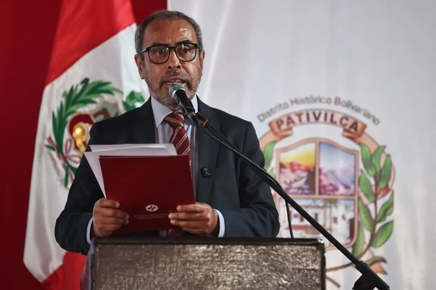 Conmemorando los 200 años del primer ejemplar del Diario Oficial El Peruano, Ricardo Montero, director de Publicaciones Oficiales, participó en la conferencia magistral organizada por la Municipalidad de Pativilca en la sede de su biblioteca municipal, donde también participaron el embajador Oscar Maurtua, el historiador Raúl Chanamé, el general Juan Urbano, y el alcalde Carlos Rivera, entre otros.

Foto: ANDINA/ Juan Carlos Guzmán Negrini