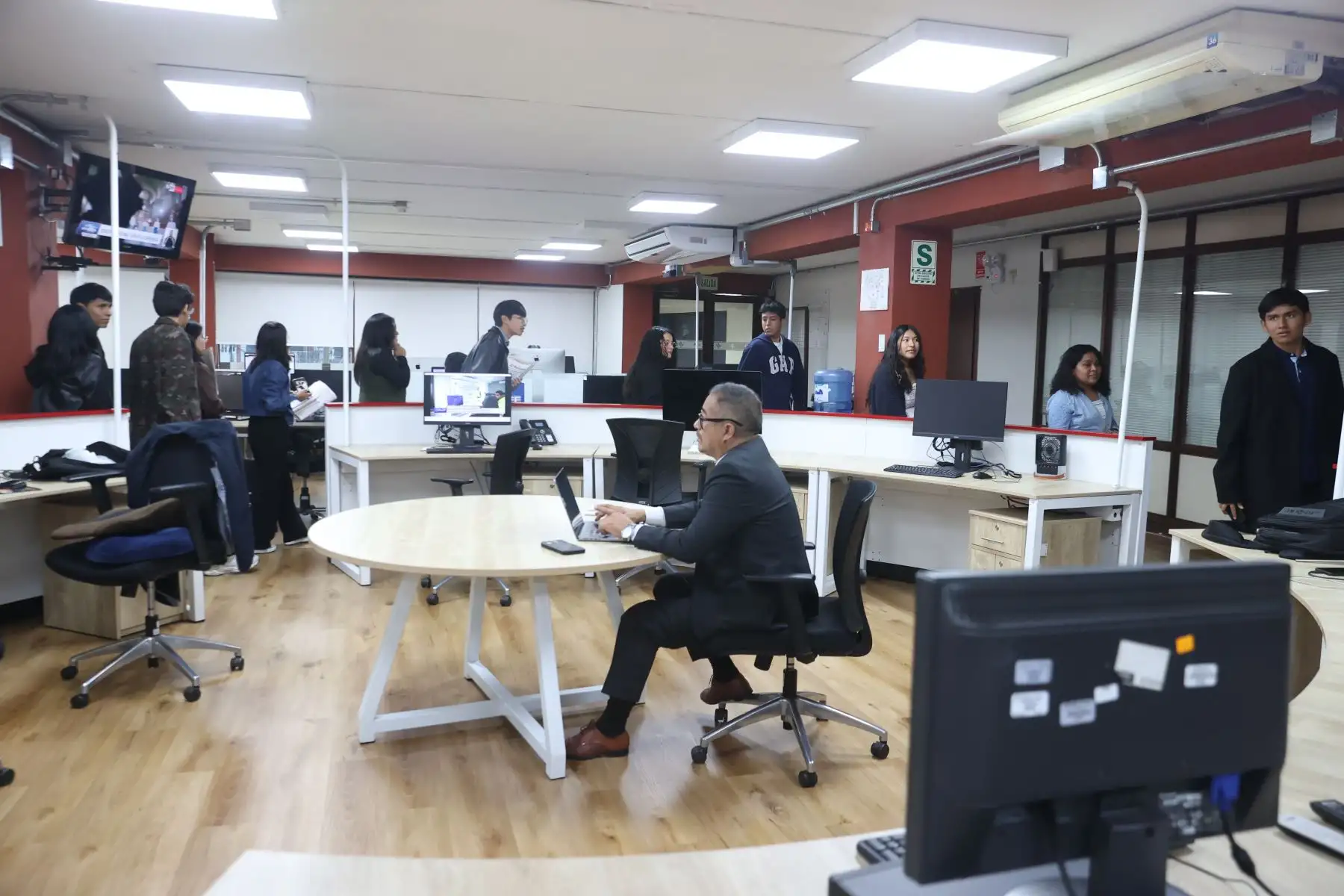 Estudiantes de V ciclo de Ciencias de la Comunicación de la Universidad Peruana Unión, visitaron hoy miércoles 13 de mayo de 2026 las instalaciones de Editora Perú para participar de la experiencia "Vive Andina" con destacados periodistas de la Agencia de Noticias Andina. Además, conocieron el Museo Gráfico de El Peruano. Foto: ANDINA/Melina Mejía
