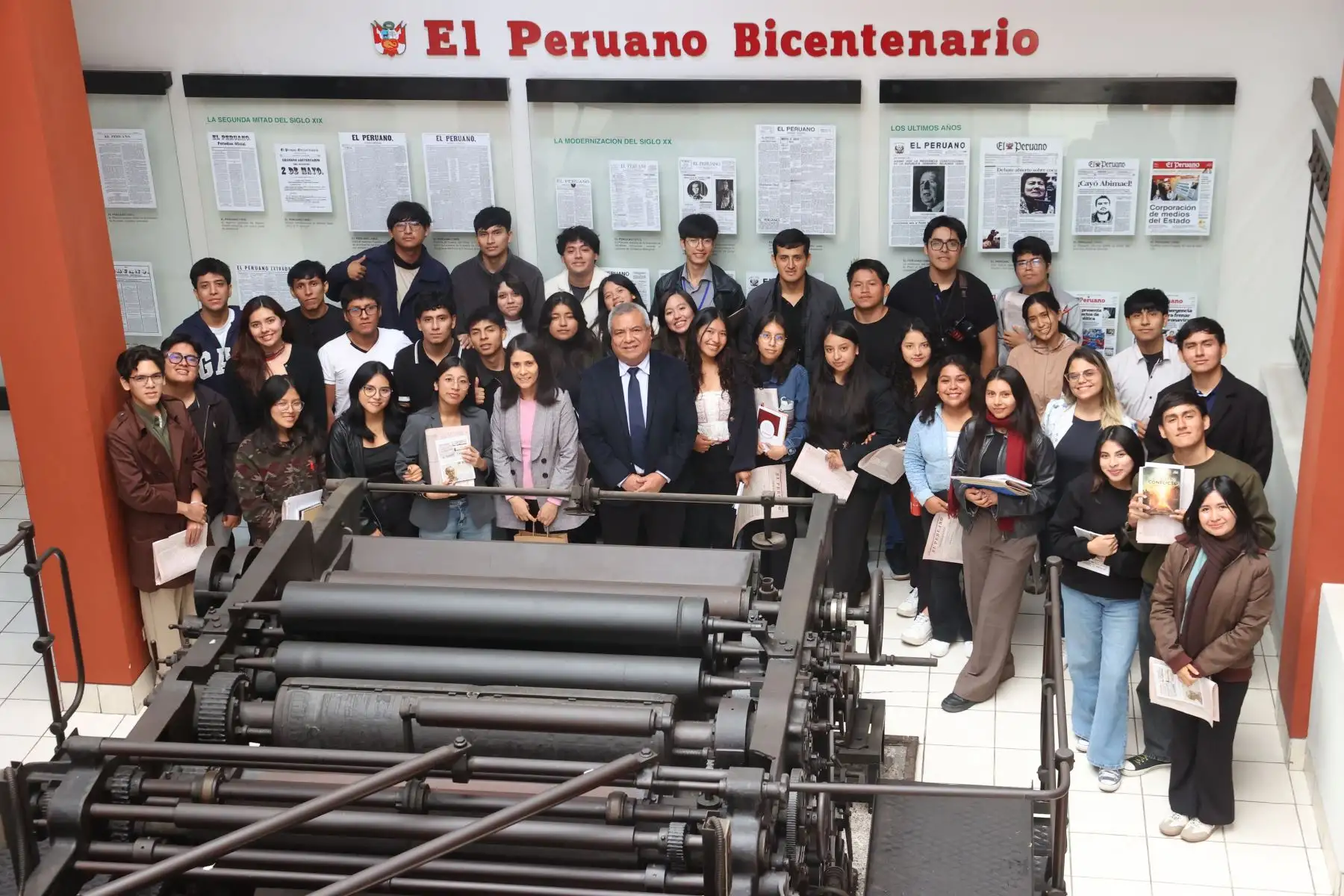 Estudiantes de V ciclo de Ciencias de la Comunicación de la Universidad Peruana Unión, visitaron hoy miércoles 13 de mayo de 2026 las instalaciones de Editora Perú para participar de la experiencia "Vive Andina" con destacados periodistas de la Agencia de Noticias Andina. Además, conocieron el Museo Gráfico de El Peruano. Foto: ANDINA/Melina Mejía