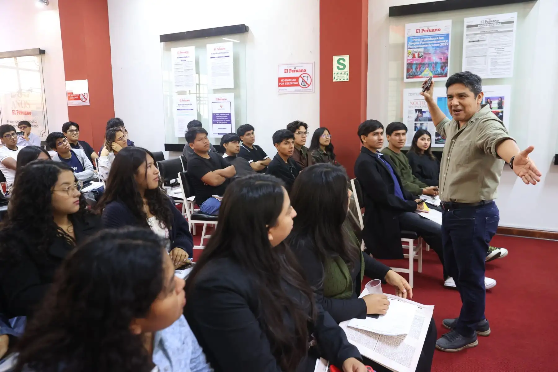 Estudiantes de V ciclo de Ciencias de la Comunicación de la Universidad Peruana Unión, visitaron hoy miércoles 13 de mayo de 2026 las instalaciones de Editora Perú para participar de la experiencia "Vive Andina" con destacados periodistas de la Agencia de Noticias Andina. Además, conocieron el Museo Gráfico de El Peruano. Foto: ANDINA/Melina Mejía
