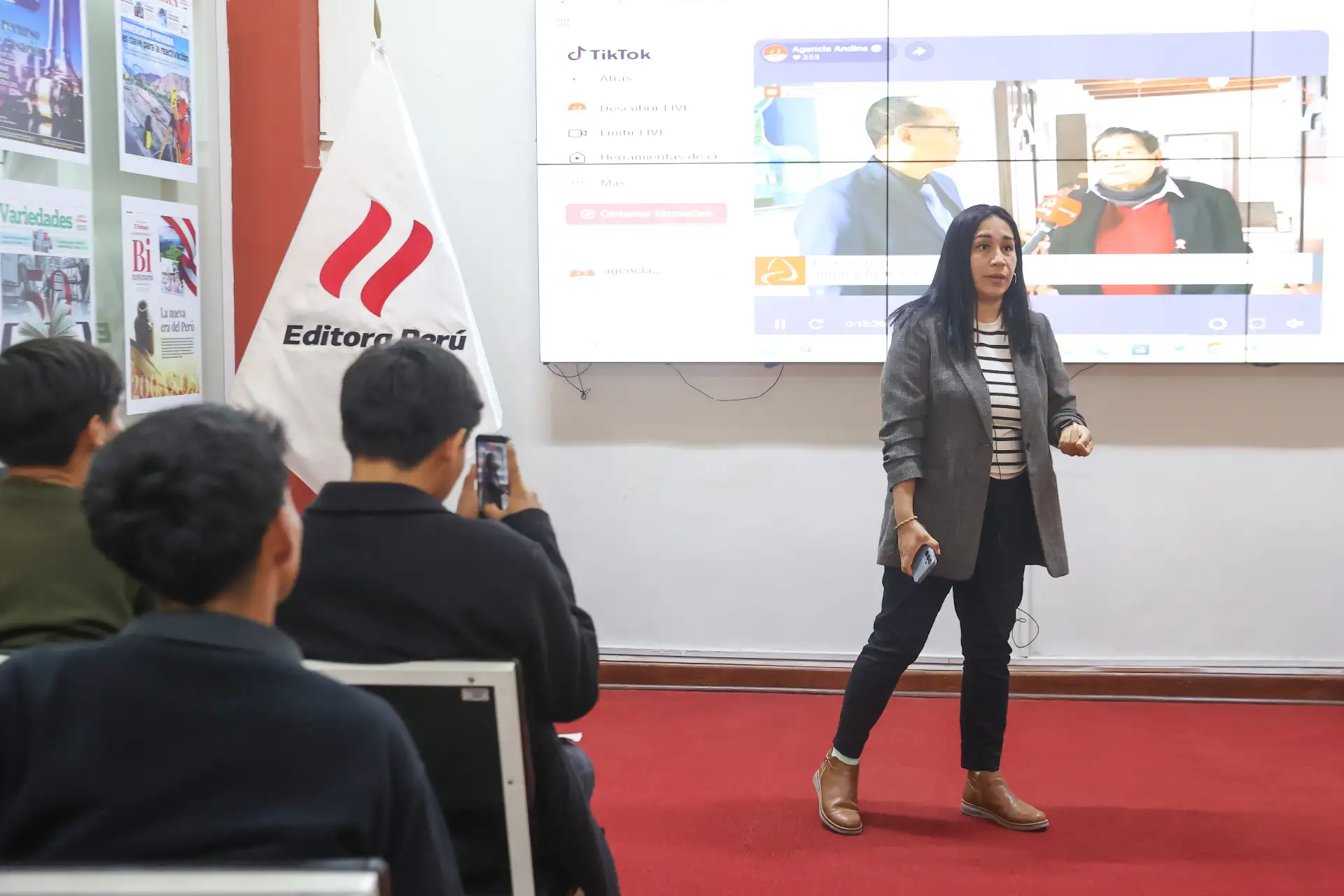 Estudiantes de V ciclo de Ciencias de la Comunicación de la Universidad Peruana Unión, visitaron hoy miércoles 13 de mayo de 2026 las instalaciones de Editora Perú para participar de la experiencia "Vive Andina" con destacados periodistas de la Agencia de Noticias Andina. Además, conocieron el Museo Gráfico de El Peruano. Foto: ANDINA/Melina Mejía