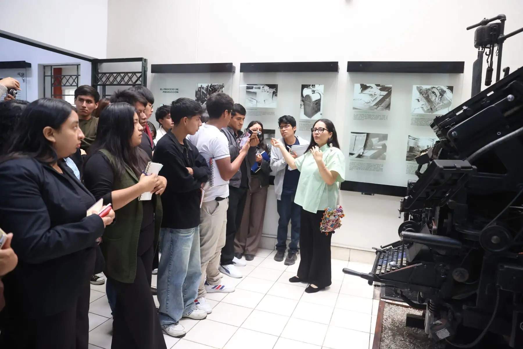 Estudiantes de V ciclo de Ciencias de la Comunicación de la Universidad Peruana Unión, visitaron hoy miércoles 13 de mayo de 2026 las instalaciones de Editora Perú para participar de la experiencia "Vive Andina" con destacados periodistas de la Agencia de Noticias Andina. Además, conocieron el Museo Gráfico de El Peruano. Foto: ANDINA/Melina Mejía