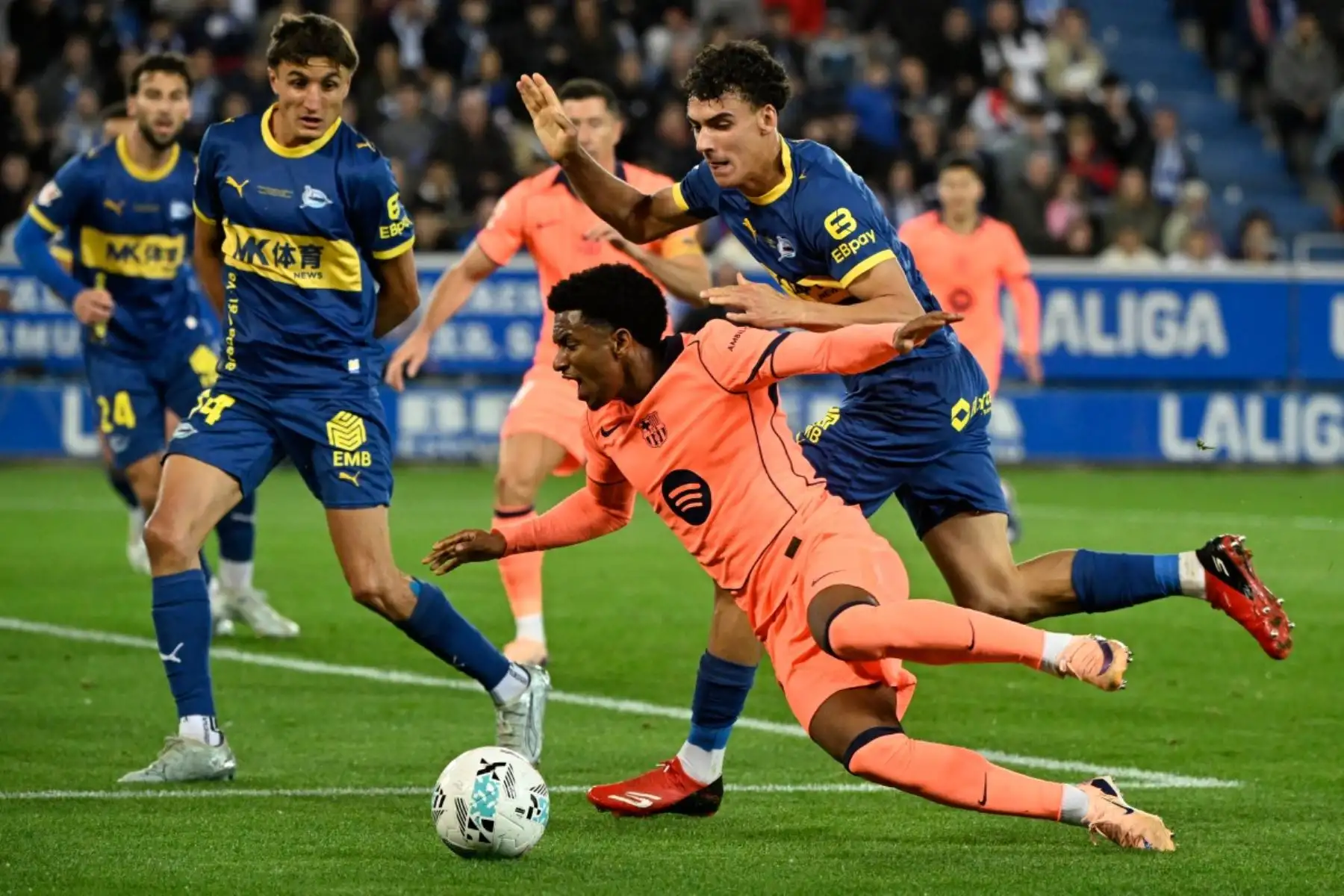 El Alavés frustra la meta de los 100 puntos del Barcelona en la liga española
