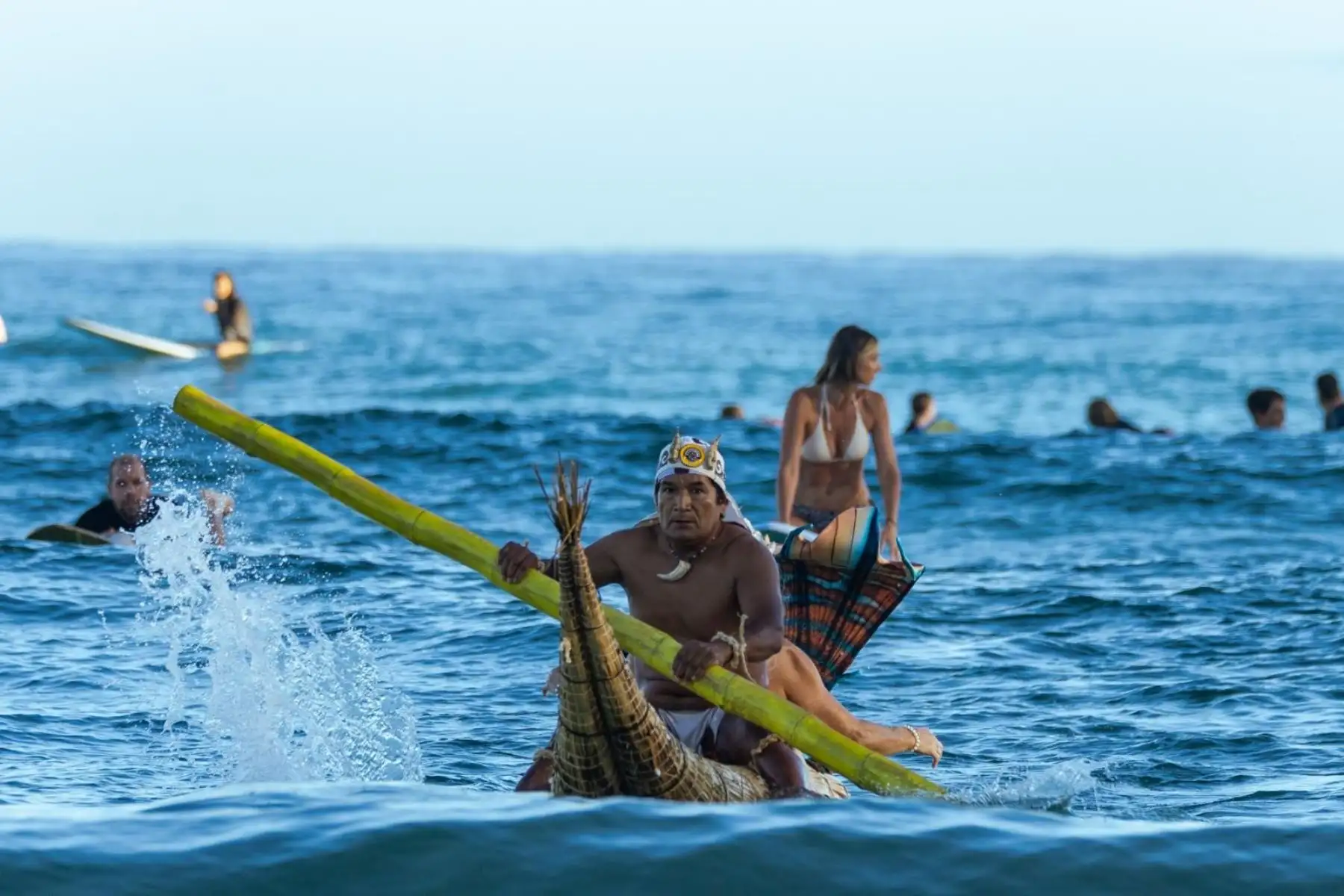 De Huanchaco a Australia: caballito de totora promueve el origen milenario del surf