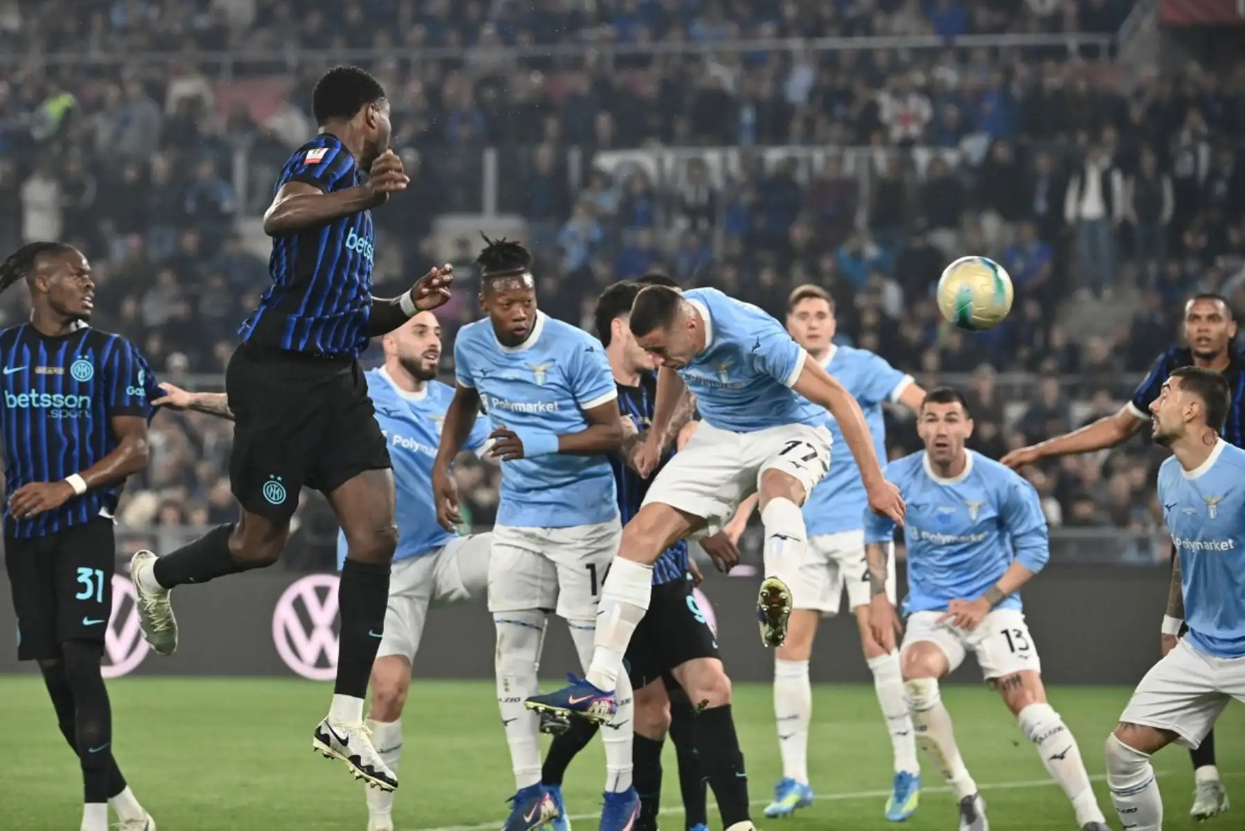 El defensa de Lazio, Adam Marusic, realizó un autogol bajo la presión del delantero francés del Inter de Milán, Marcus Thuram, durante la final de la Copa Italia entre Lazio de Roma y el Inter de Milán en el estadio olímpico de Roma el 13 de mayo de 2026. Foto: AFP