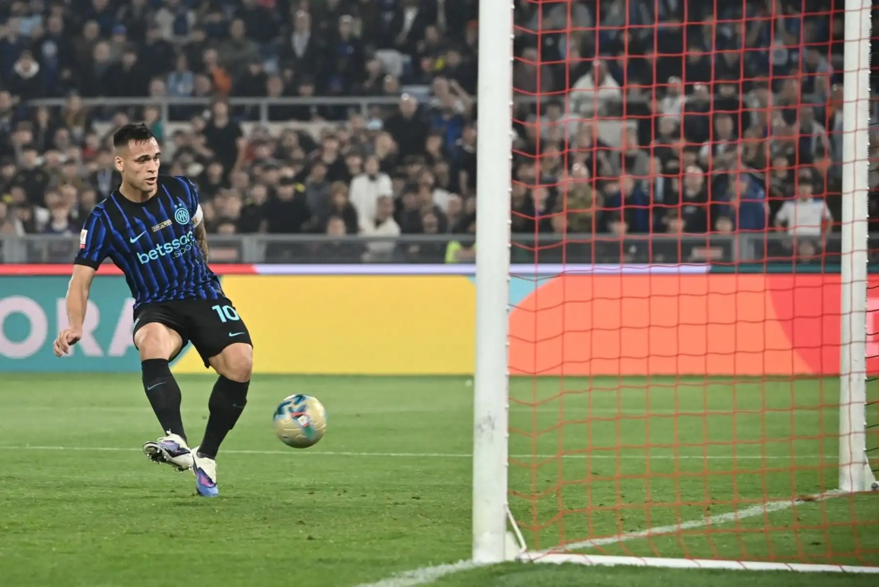 El delantero argentino del Inter de Milán, Lautaro Martínez, anota el segundo gol de su equipo durante la final de la Copa Italia entre Lazio de Roma y el Inter de Milán en el estadio olímpico de Roma el 13 de mayo de 2026. Foto: AFP