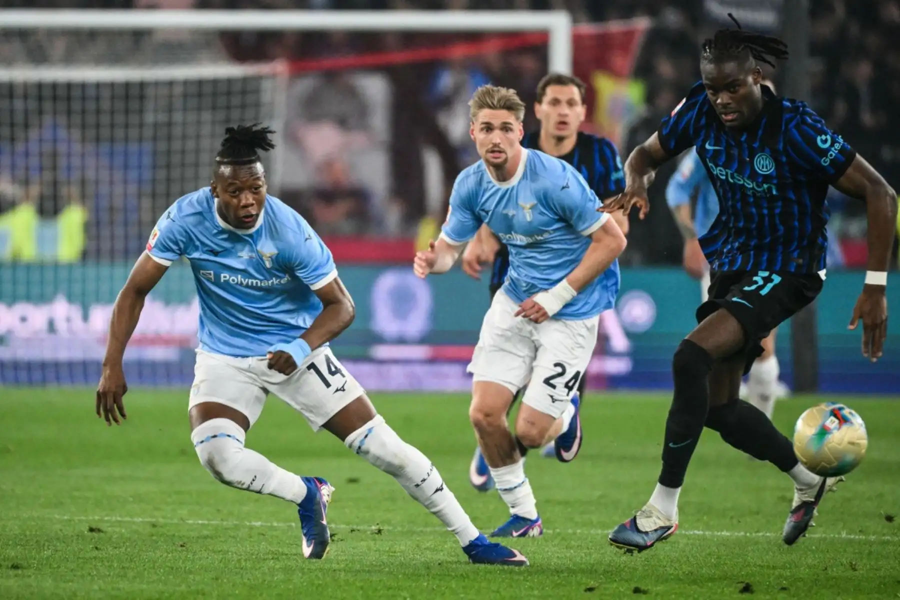 Los jugadores del Lazio, Tijjani Noslin y Kenneth Taylor, y el defensa del Inter de Milán, Yann Aurel Bisseck, disputan el balón durante la final de la Copa Italia entre el Lazio de Roma y el Inter de Milán en el estadio olímpico de Roma el 13 de mayo de 2026. Foto: AFP
