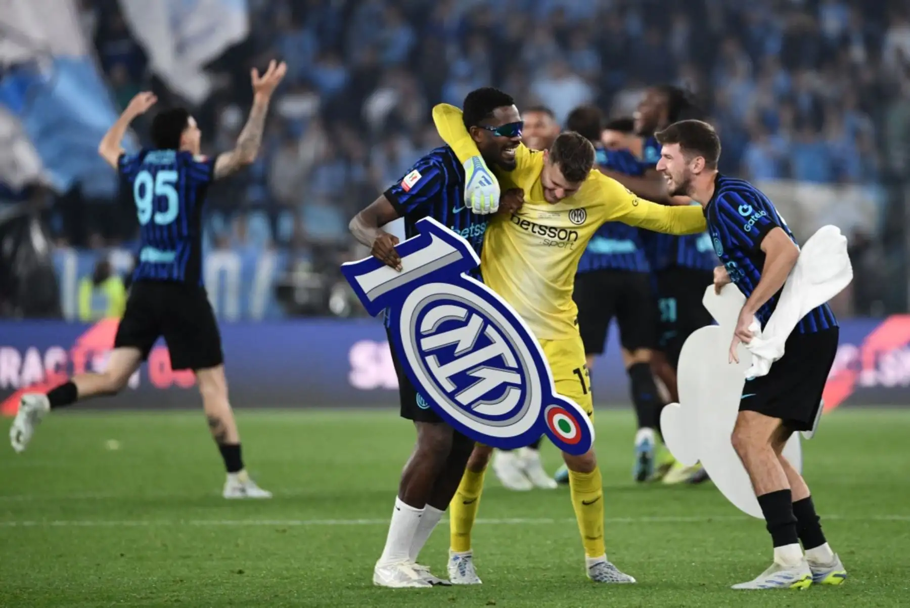 Los jugadores del Inter de Milán, Marcus Thuram, Josep Martínez y Petar Sucic, celebran tras ganar la final de la Copa Italia entre Lazio de Roma y el Inter de Milán en el estadio olímpico de Roma el 13 de mayo de 2026. Foto: AFP