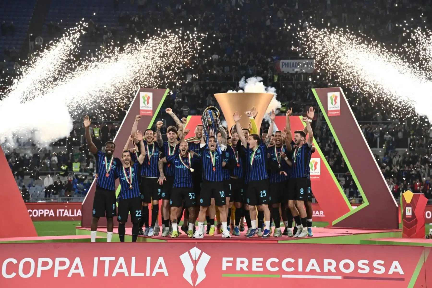 El delantero argentino del Inter de Milán, Lautaro Martínez, levanta el trofeo de la Copa Italia y celebra con sus compañeros después de que el Inter ganara la final entre Lazio de Roma y el Inter de Milán en el estadio olímpico de Roma el 13 de mayo de 2026. Foto: AFP