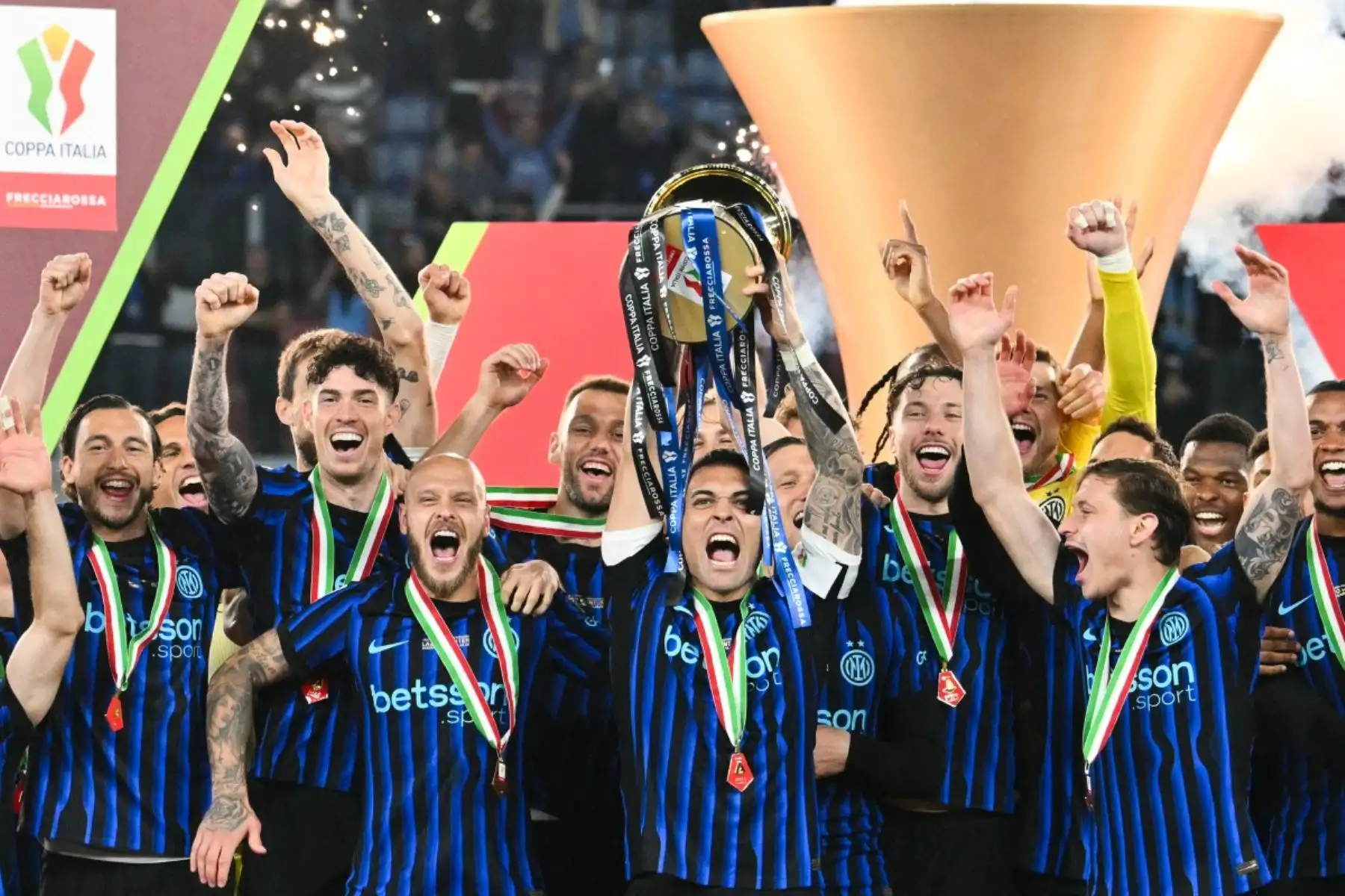 El delantero argentino del Inter de Milán, Lautaro Martínez, levanta el trofeo de la Copa Italia y celebra con sus compañeros después de que el Inter ganara la final entre Lazio de Roma y el Inter de Milán en el estadio olímpico de Roma el 13 de mayo de 2026. Foto: AFP
