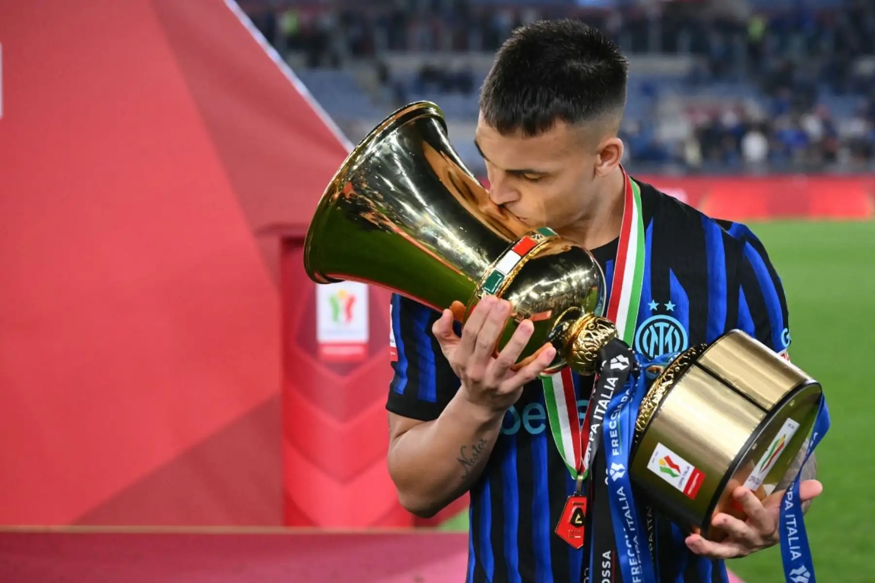 El delantero argentino del Inter de Milán, Lautaro Martínez, besa el trofeo de la Copa Italia después de que el Inter ganara la final contra Lazio de Roma en el estadio olímpico de Roma el 13 de mayo de 2026. Foto: AFP