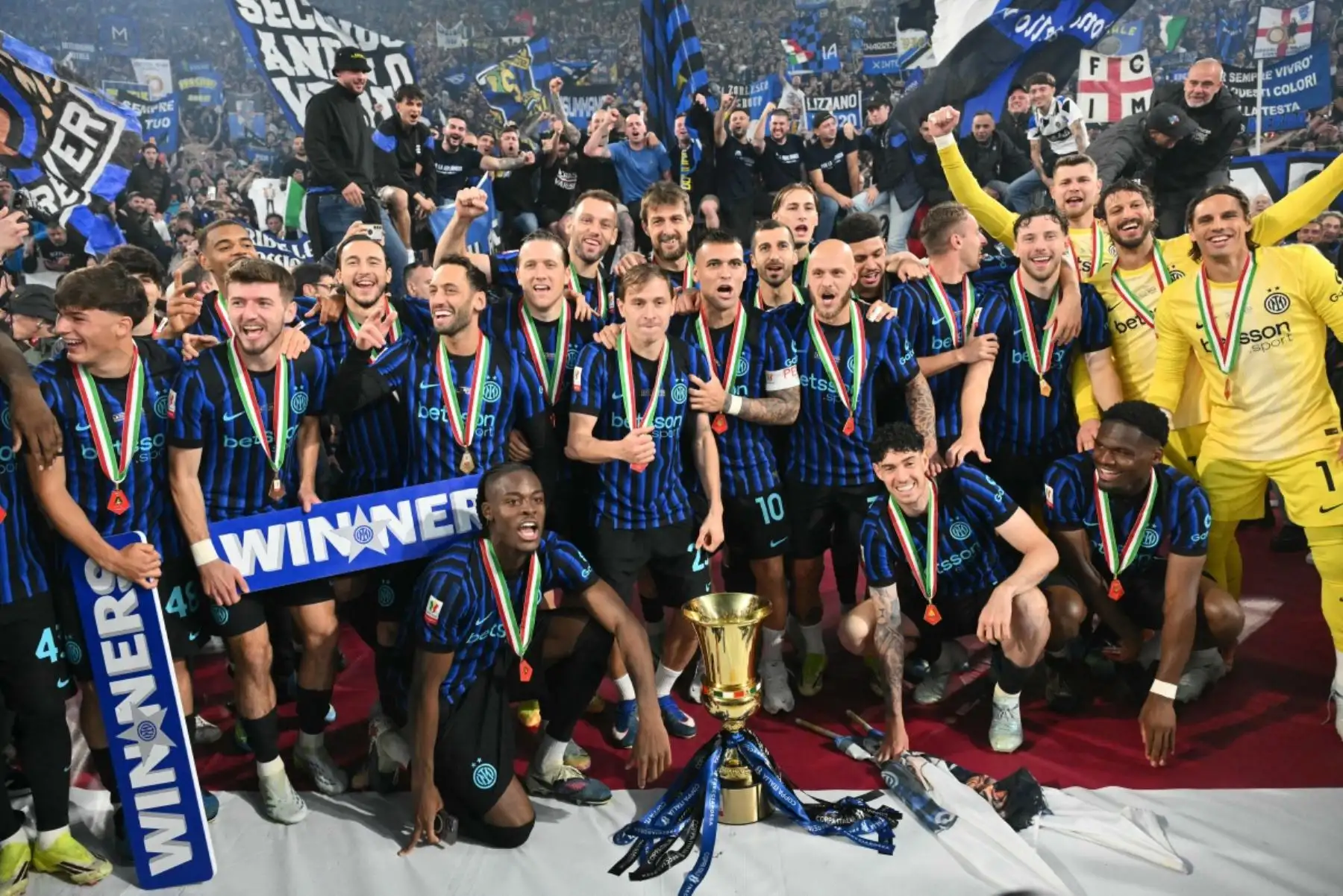 Los jugadores del Inter de Milán posan con el trofeo de la Copa Italia después de ganar la final de fútbol contra Lazio de Roma en el estadio olímpico de Roma el 13 de mayo de 2026. Foto: AFP