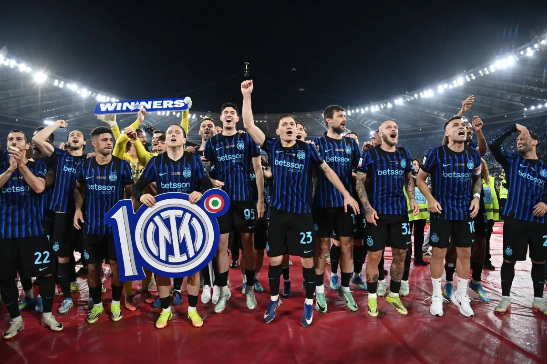 Los jugadores del Inter saludan a sus hinchas mientras celebran la victoria en la final de la Copa Italia entre Lazio de Roma y el Inter de Milán en el estadio olímpico de Roma el 13 de mayo de 2026. Foto: AFP
