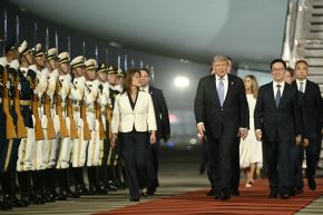El presidente Donald Trump es escoltado por el vicepresidente de China, Han Zheng, a su llegada al aeropuerto internacional de Pekín el 13 de mayo de 2026. Foto: AFP