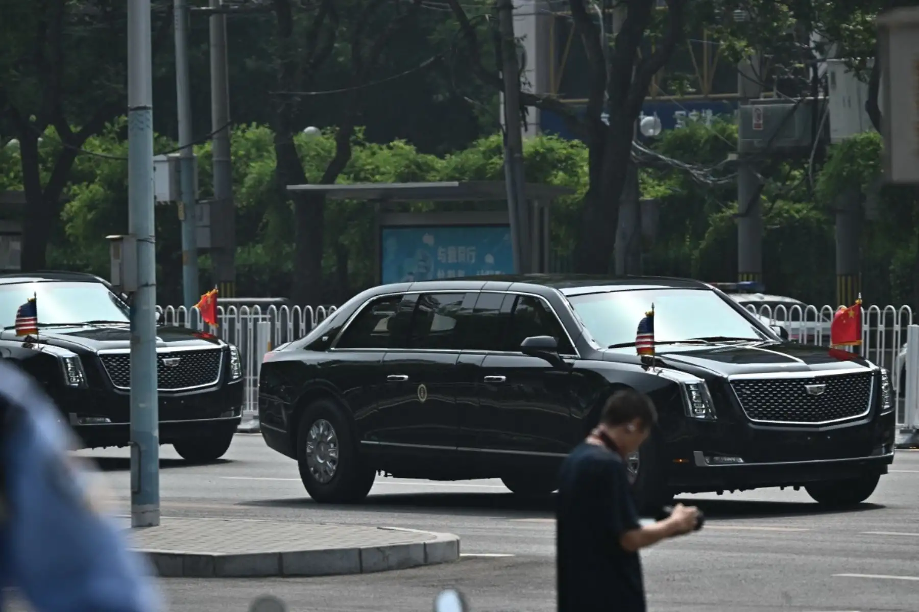 La caravana del presidente de los Estados Unidos de América, Donald Trump, sale del hotel en Pekín el 14 de mayo de 2026. Foto: AFP