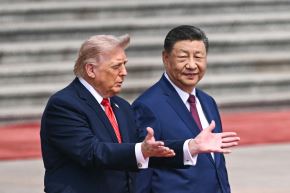 El presidente de Estados Unidos, Donald Trump, participa en una ceremonia de bienvenida con el presidente de China, Xi Jinping, en el Gran Salón del Pueblo en Pekín el 14 de mayo de 2026. Foto: AFP