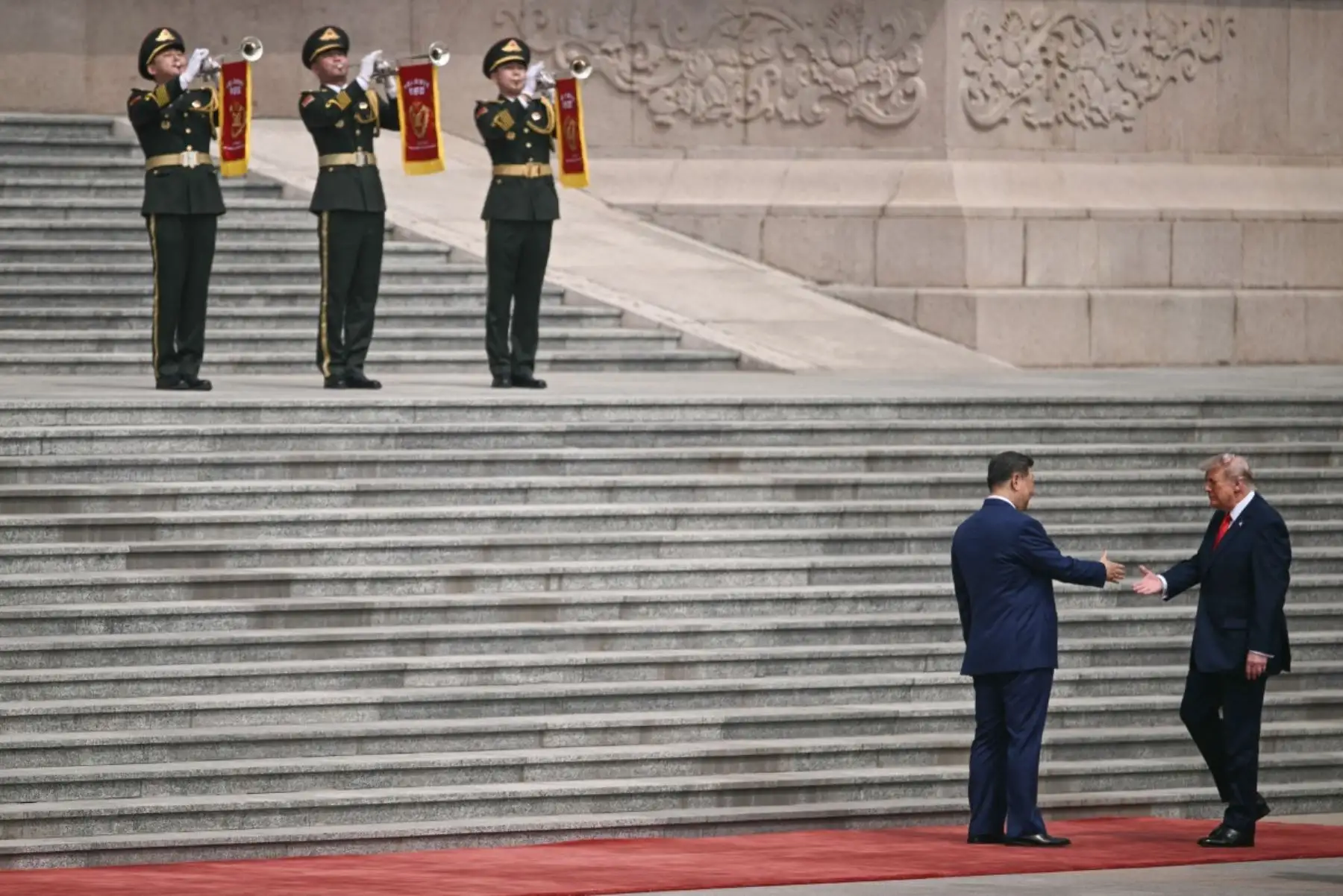 El presidente de Estados Unidos, Donald Trump, estrecha la mano del presidente de China, Xi Jinping, durante una ceremonia de bienvenida en el Gran Salón del Pueblo en Pekín el 14 de mayo de 2026. Foto: AFP