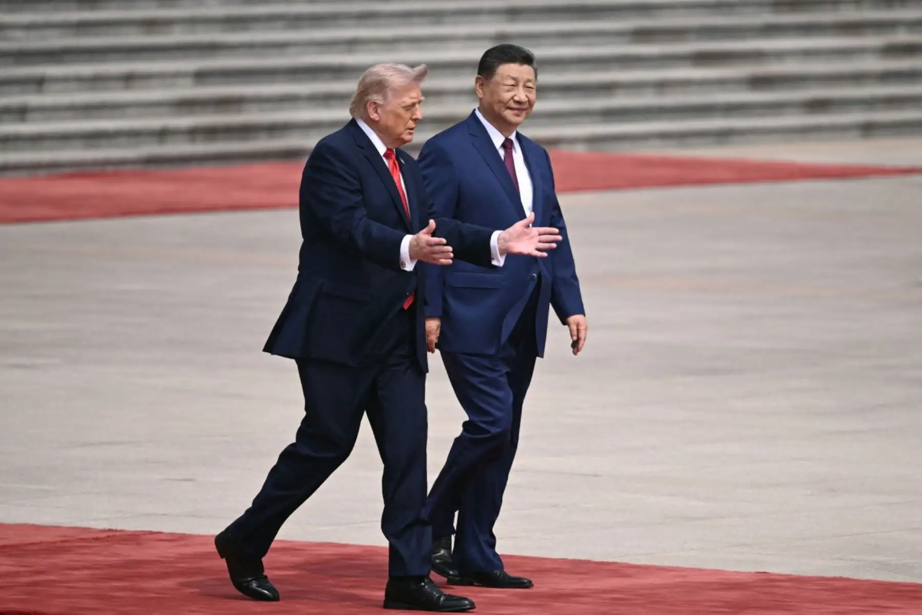 El presidente de Estados Unidos, Donald Trump, participa en una ceremonia de bienvenida con el presidente de China, Xi Jinping, en el Gran Salón del Pueblo en Pekín el 14 de mayo de 2026. Foto: AFP