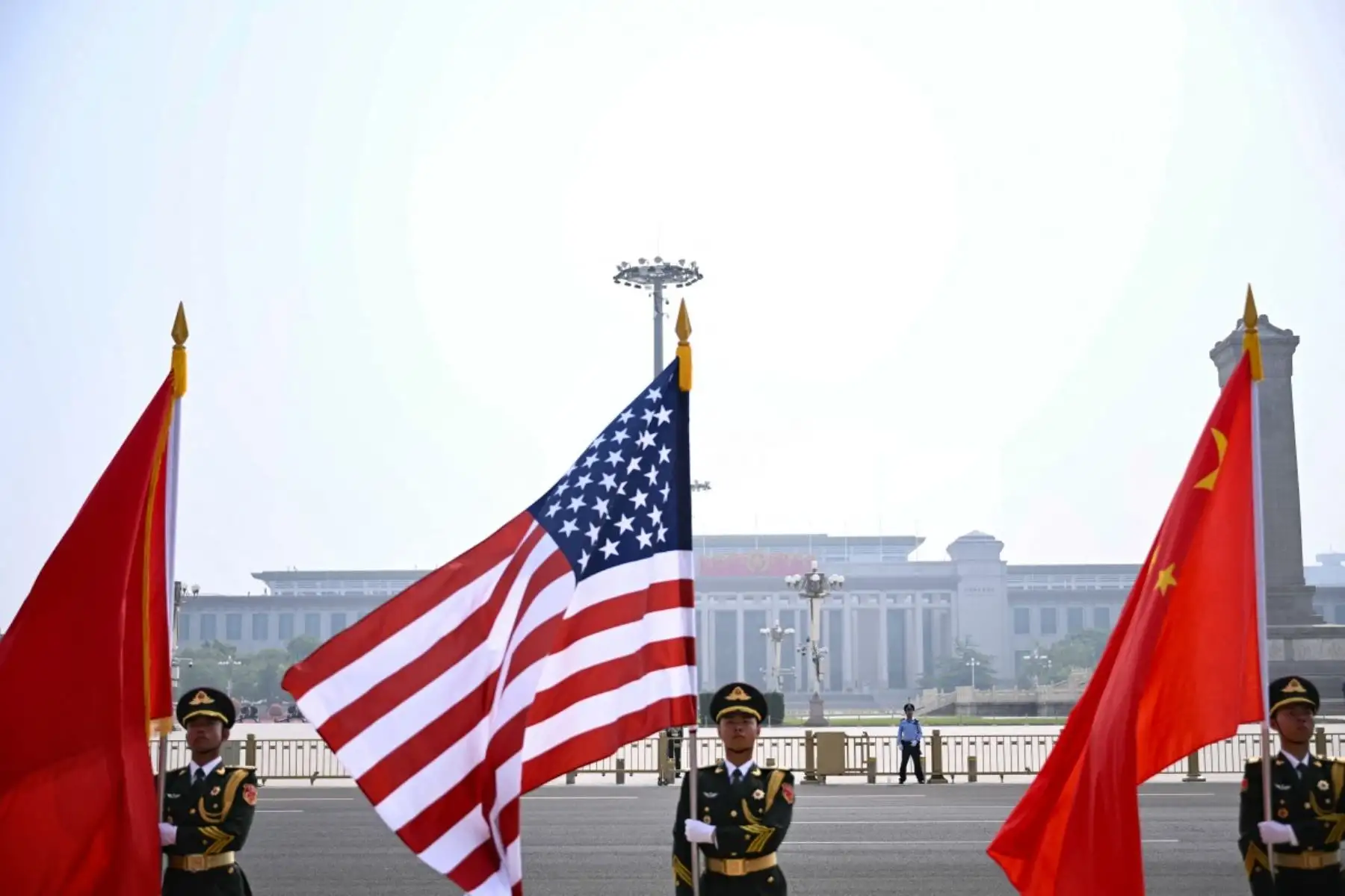 La guardia de honor del Ejército Popular de Liberación de China se forma con banderas de Estados Unidos y China frente al Gran Salón del Pueblo antes de la ceremonia de bienvenida al presidente estadounidense Donald Trump en Pekín el 14 de mayo de 2026. Foto: AFP
