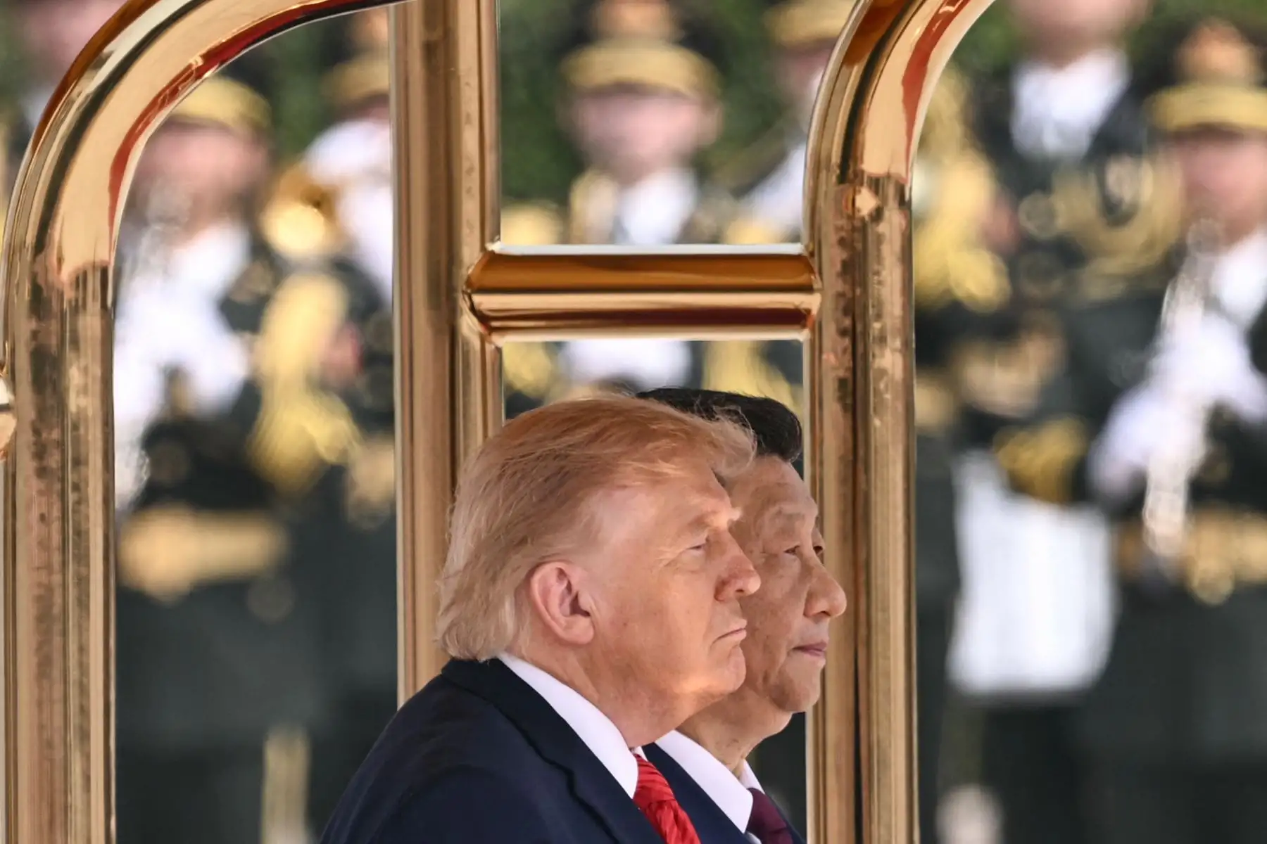 Los presidentes Donald Trump y Xi Jinping se ponen de pie para escuchar los himnos nacionales de sus respectivos países. Foto: AFP