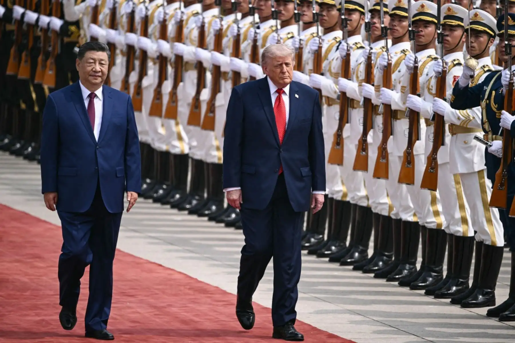 El presidente de Estados Unidos, Donald Trump, y el presidente de China, Xi Jinping, pasan revista a la guardia de honor durante una ceremonia de bienvenida en el Gran Salón del Pueblo en Beijing el 14 de mayo de 2026. Foto: AFP