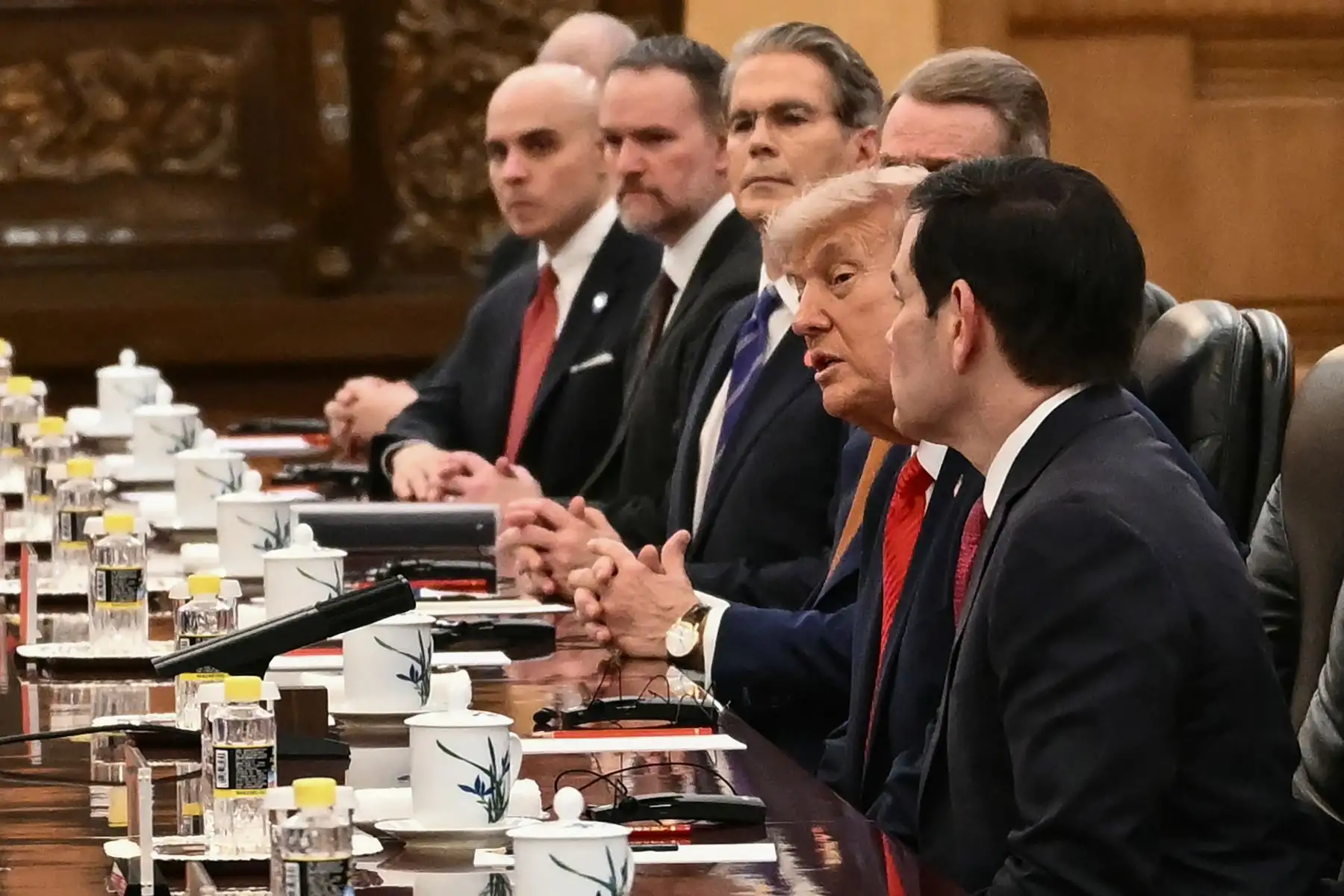 El presidente de Estados Unidos, Donald Trump, habla junto al secretario de Estado, Marco Rubio, durante una reunión con el presidente de China, Xi Jinping, en el Gran Salón del Pueblo en Pekín, el 14 de mayo de 2026. Foto: AFP