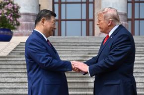 El presidente Donald Trump estrecha la mano del presidente Xi Jinping, en el Gran Salón del Pueblo en Pekín. Foto: AFP
