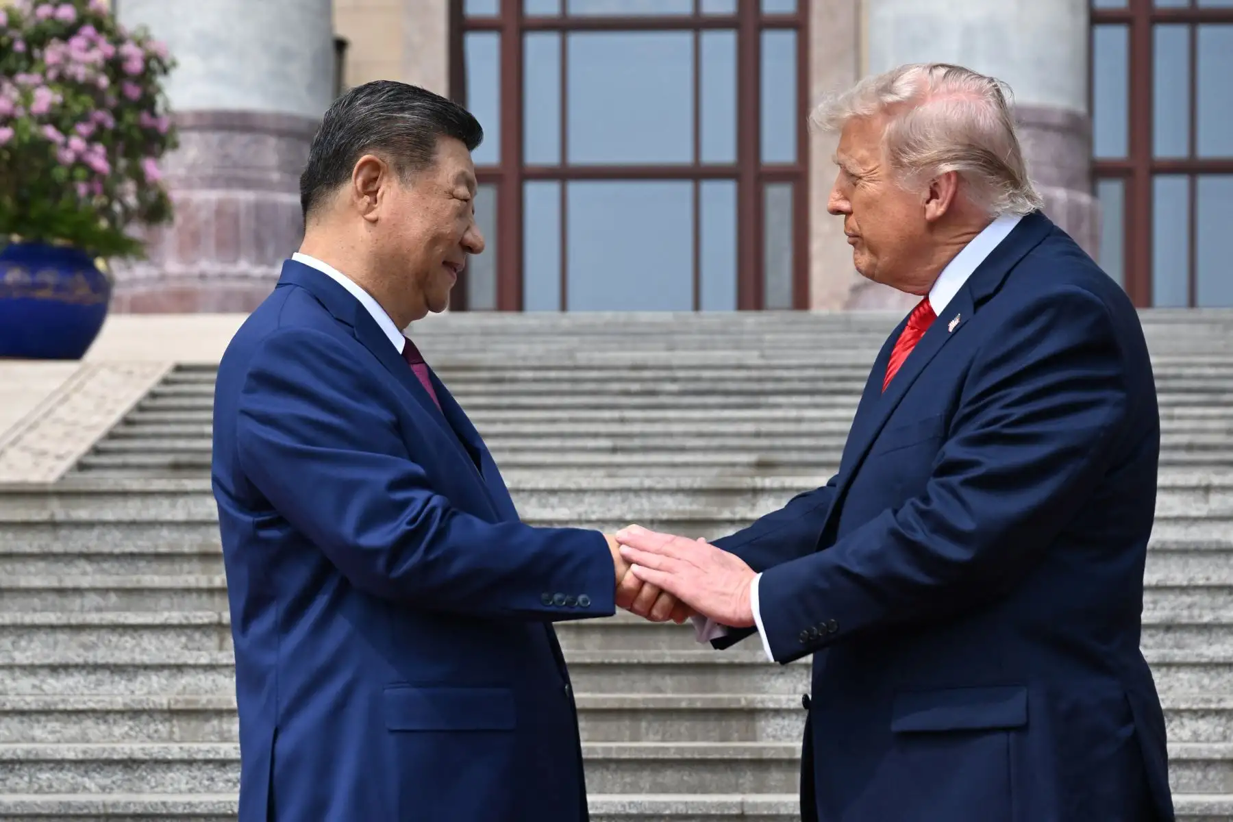 El presidente Donald Trump estrecha la mano del presidente Xi Jinping, en el Gran Salón del Pueblo en Pekín. Foto: AFP