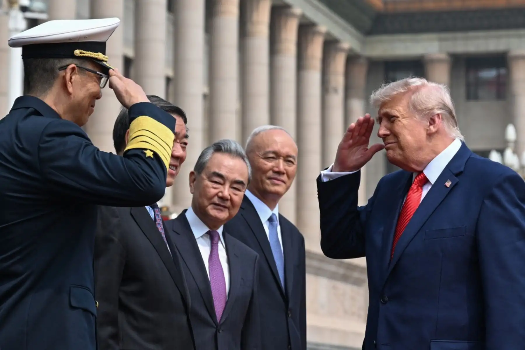 El presidente de Estados Unidos, Donald Trump, saluda al ministro de Defensa de China, Dong Jun, durante una ceremonia de bienvenida en el Gran Salón del Pueblo en Pekín. Foto: AFP
