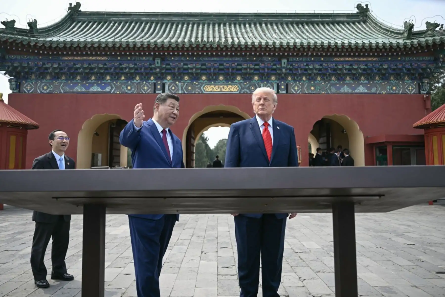 El presidente de China, Xi Jinping, y el presidente de Estados Unidos, Donald Trump, visitan el Templo del Cielo en Pekín. Foto: AFP