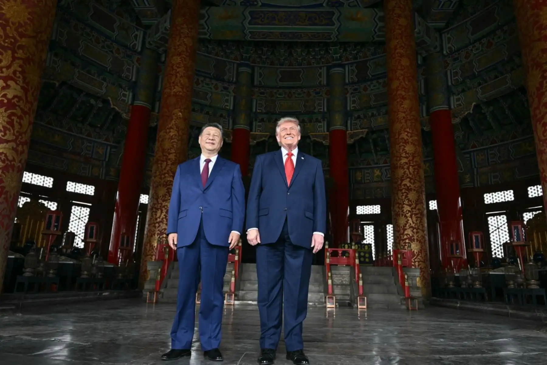El presidente de China, Xi Jinping, y el presidente de Estados Unidos, Donald Trump, visitan el Templo del Cielo en Pekín. Foto: AFP