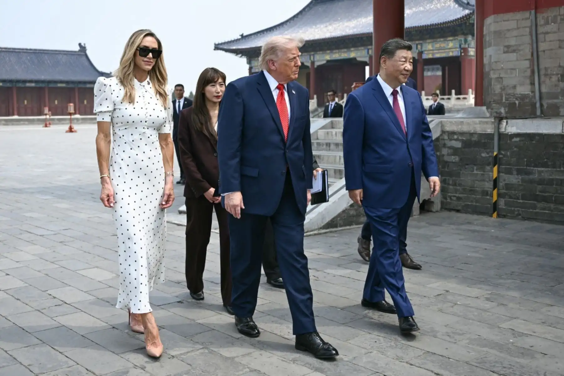 El presidente de China, Xi Jinping, y el presidente de Estados Unidos, Donald Trump, visitan el Templo del Cielo en Pekín. Foto: AFP