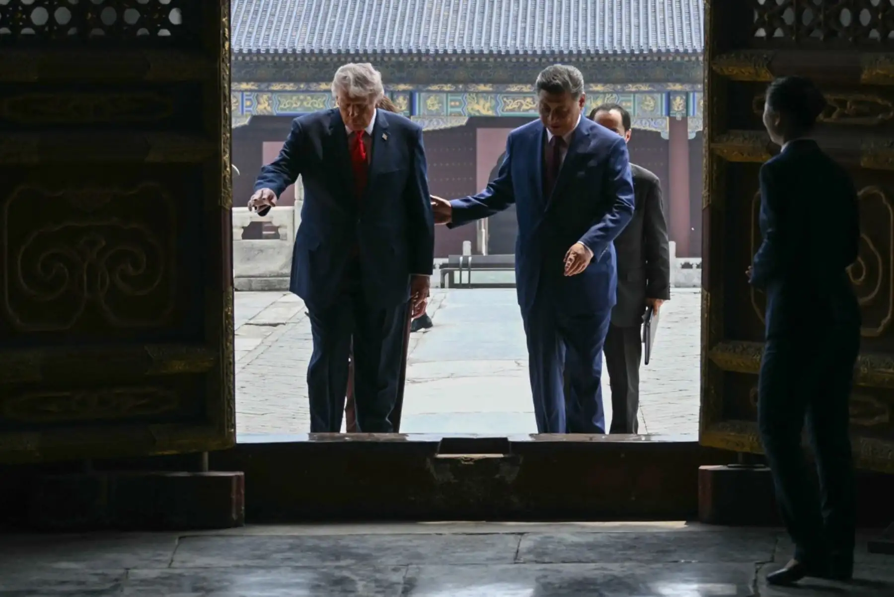 El presidente de China, Xi Jinping, y el presidente de Estados Unidos, Donald Trump, visitan el Templo del Cielo en Pekín. Foto: AFP