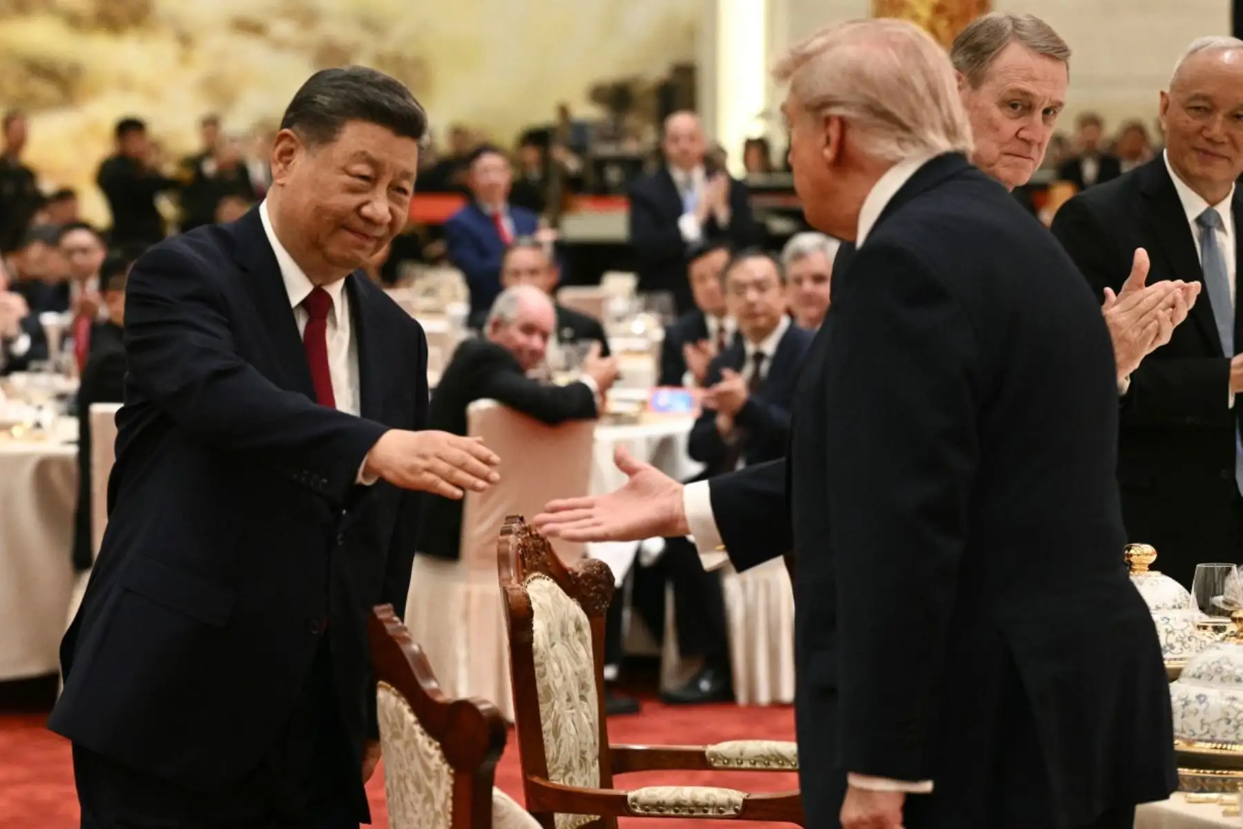 El presidente de China, Xi Jinping, estrecha la mano del presidente de Estados Unidos, Donald Trump, en un banquete de Estado celebrado en el Gran Salón del Pueblo en Pekín. Foto: AFP