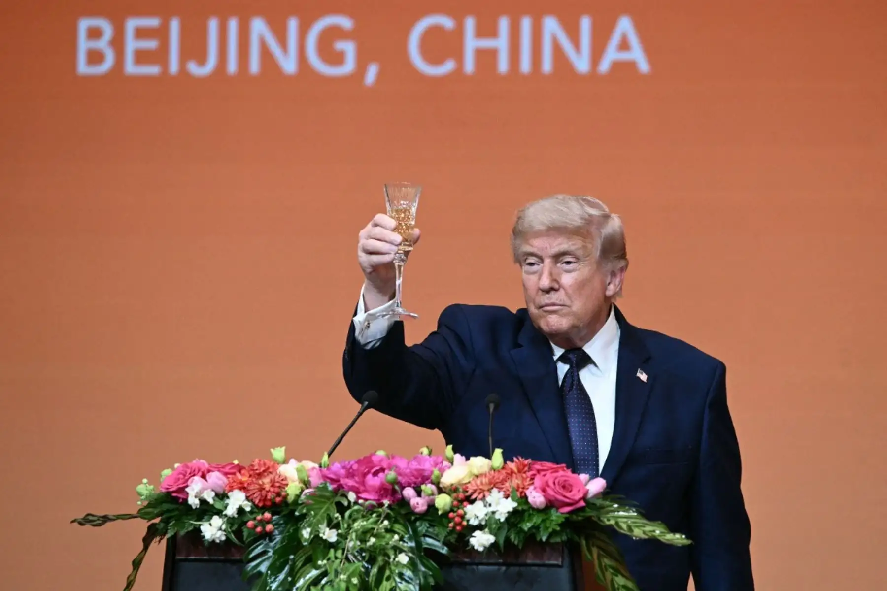 El presidente estadounidense Donald Trump brinda durante un banquete de Estado con el presidente chino Xi Jinping en el Gran Salón del Pueblo en Pekín. Foto: AFP